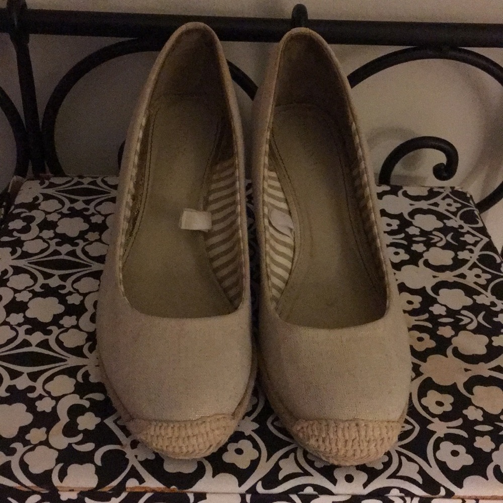 Merona Beige and Gold Size 6.5 Espadrilles